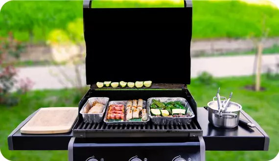 grill gazowy z przygotowanymi potrawami